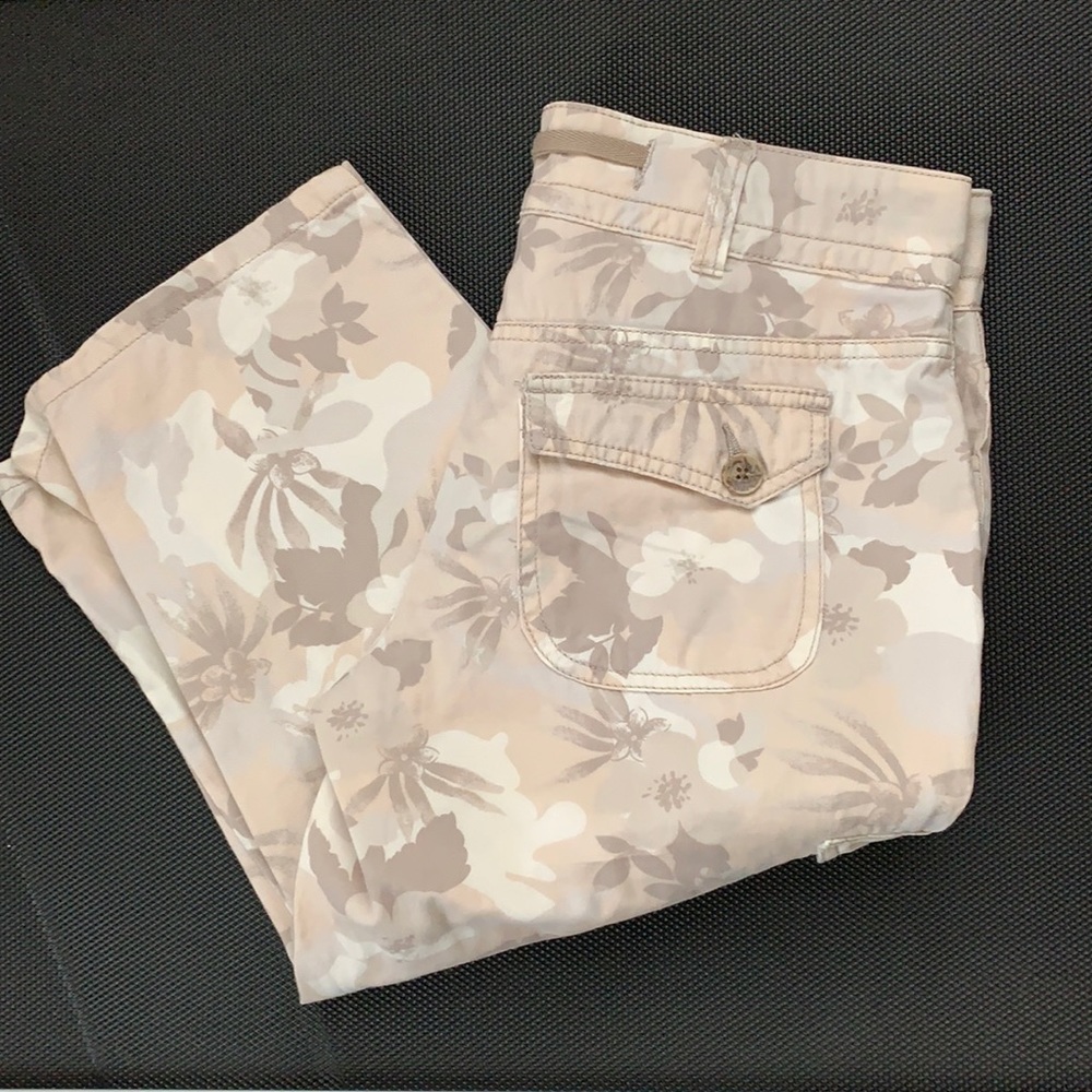 Like New Beige/Cream Floral Capris